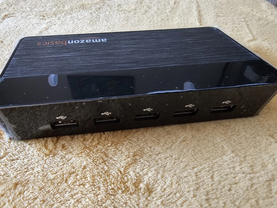 Amazon Basics 10 Port USB 2.0 Hub With 2 Fast Charging Ports B07TGKNCBB - Image 4 of 4