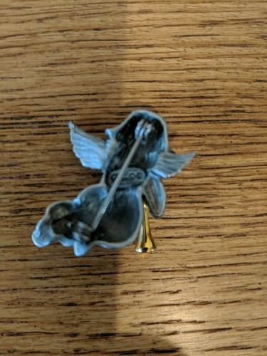 VTG DANA Angel Girl Child signed Brooch Pin Pewter w/ Trumpet ~ 1 & 1/8" tall - Picture 6 of 7