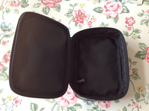 NEW ⭐️BENEFIT⭐️Cosmetic Makeup Vanity Gabbi Bag⭐️Hawaii Catalog⭐️ - Picture 9 of 10