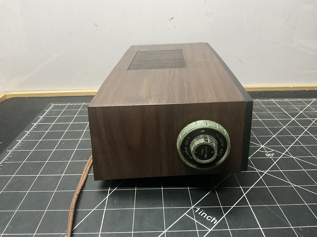 Vintage LLOYDS AM / FM Digital Flip Clock Radio Model J615-175B
