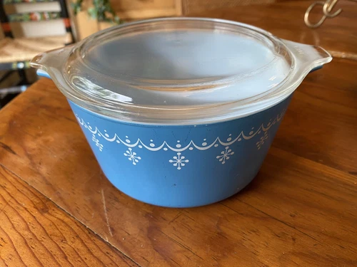 Vtg Pyrex snowflake garland dish w/ lid #473