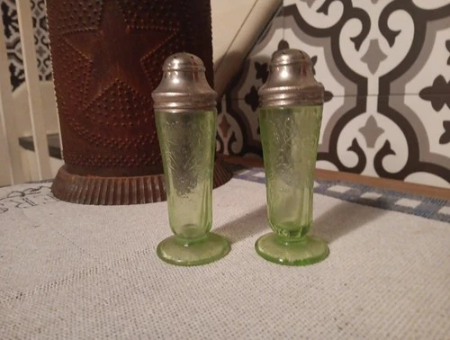 VINTAGE DEPRESSION GLASS SALT & PEPPER SHAKERS ART DECO