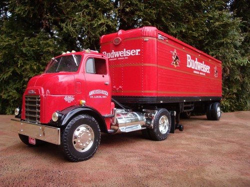 Budweiser 1954 GMC 950 Tractor & Trailer Die Cast Coin Bank- 1:25 scale by Ertl - Imagen 2 de 15