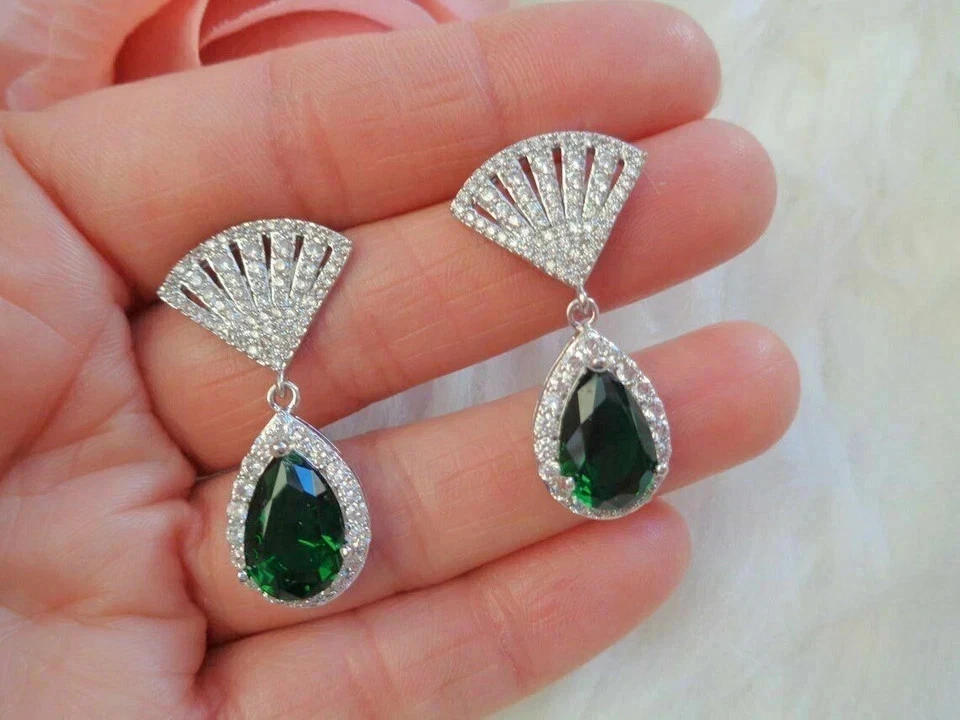 Висячие серьги-капли с имитацией зеленого изумруда грушевидной огранки 3 карата покрытие белым золотом 14 карат - Изображение 4 из 4