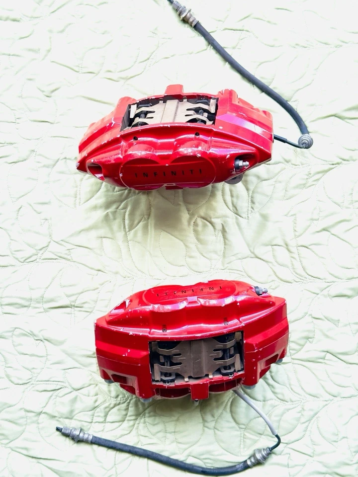 Infiniti Q60 Red Sport AKEBONO 4502 2017-2022 ¡Juego completo de pinzas delanteras! Usado Foto 4 de 4