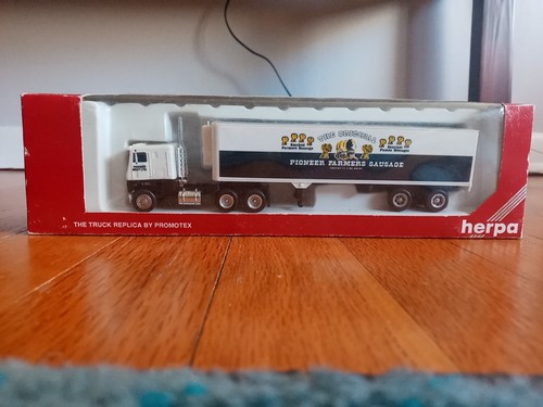 Camión de salchichas Herpa 5001 HO Pioneer Farmers con remolque | Zustand: New