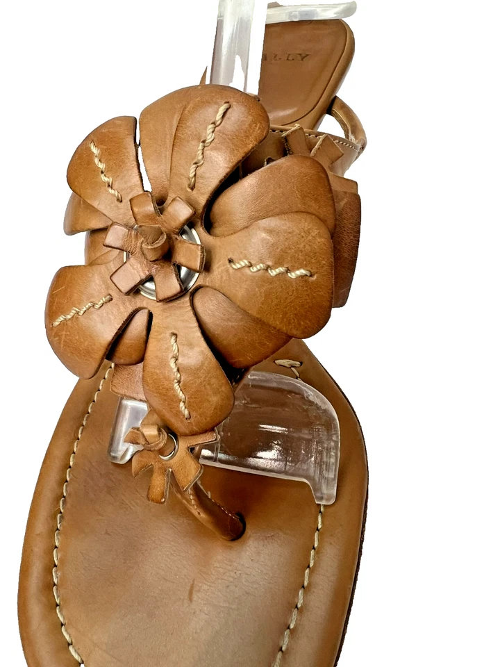 Sandalias Tanga Tacón Bally Cuero Camel 3D Acentos Florales Tacón Gatito Talla 9 Foto 4 de 4