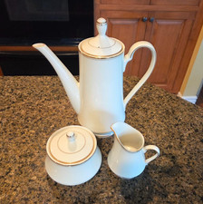 Juego de cafetera, crema y azucarero con tapa Mikasa Ivory China L2801 Trousdale