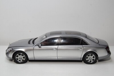 希少。AUTOART MAYBACH 62 1:18 ミニカー RARE 1/18 AUTOart MAYBACH 62 LWB (NAYARIT SILVER / COTED AZUR BLUE
