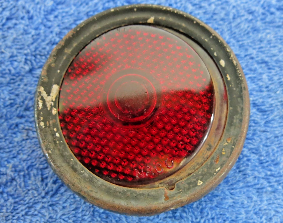 PAR DE LENTES E MOLDURAS DE LANTERNA TRASEIRA WILLYS JEEPSTER NACO 1948-1951 VIDRO VERMELHO OEM JEEP - Imagem 3 de 4