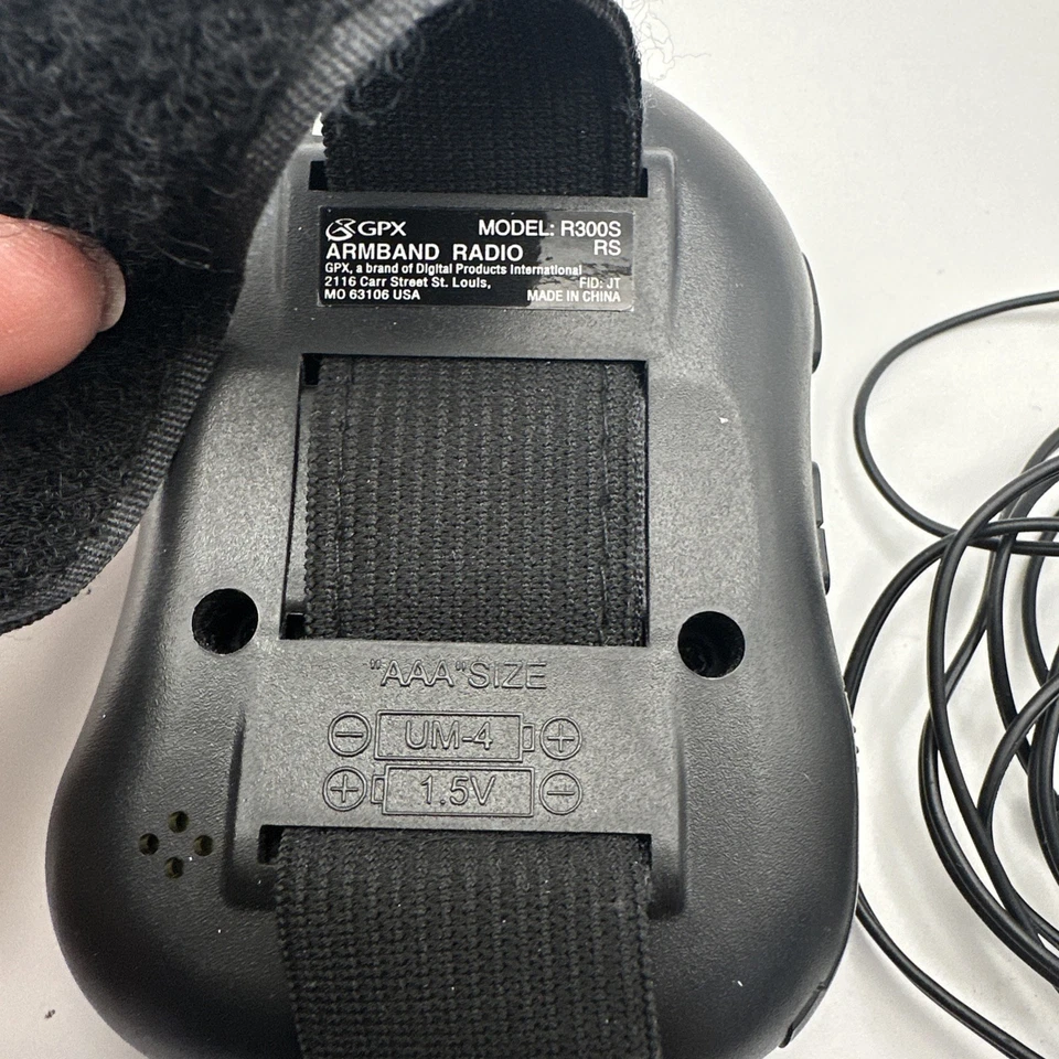 GPX Portable Armband Digital AM/FM Radio, Black/Silver, R300S - Image 3 of 4