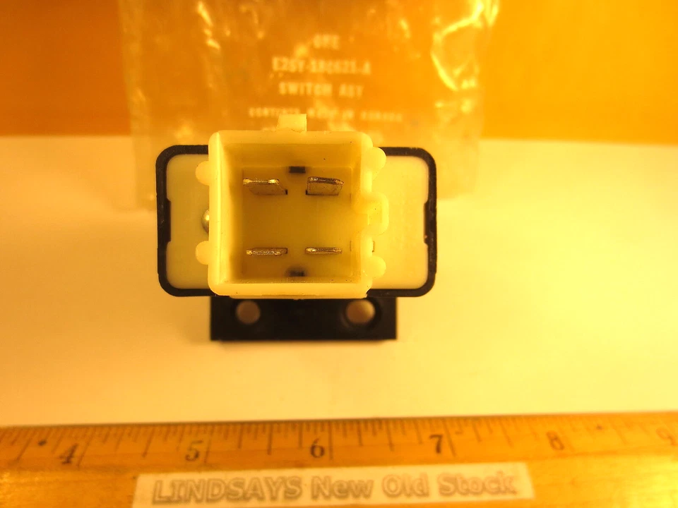 FORD 1982/1983 LINCOLN CONTINENTAL "INTERRUPTOR E LUZ ASY" (AQUECEDOR DE JANELA TRASEIRA) NOS - Imagem 2 de 4