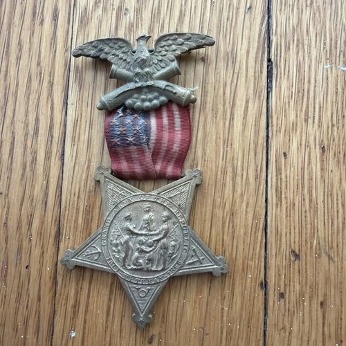 New ListingGAR Grand Army of The Republic 1861 - 1866 US Civil War Veterans Medal / Badge