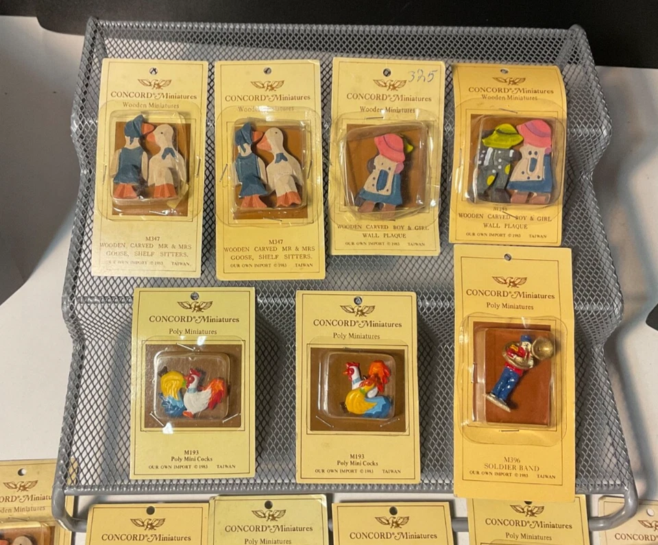 RARO 1983 Concord Miniatures Lote 24 Poli Madera Tallada Placa Estante Sitters LEER Foto 4 de 4