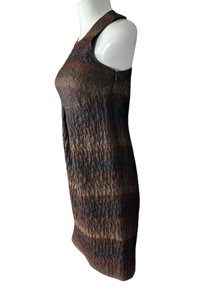 Платье цельнокроеное женское Burberry без рукавов креп коричневое круглый вырез текстурированное размер 38 - Изображение 3 из 4