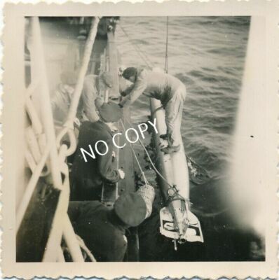 Foto WKII Schiff der Kriegsmarine auf See Torpedo wird ins Wasser gelassen E1.35