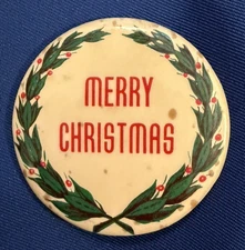 VINTAGE "MERRY CHRISTMAS" HOLLY WREATH CELLULOID PINBACK BUTTON.  2.25"
