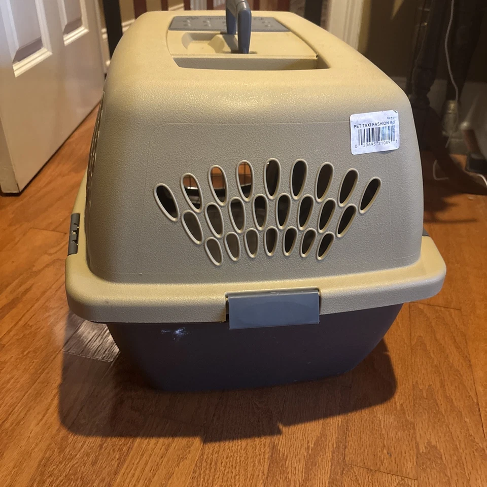 Petmate Pet Taxi Carrier – Medium 21x15x14– Dog Kennel Crate Airline Approved - Image 4 of 4