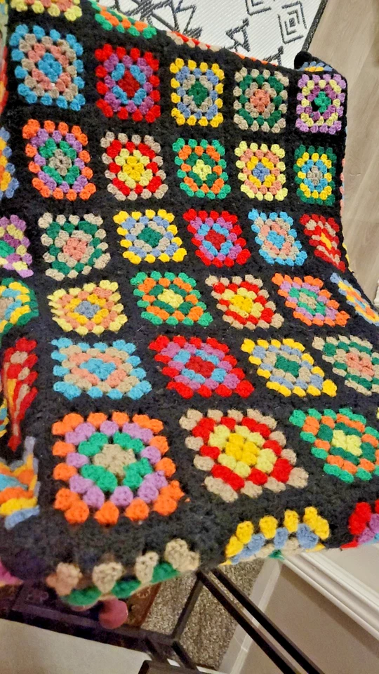 De Colección Crochet Granny Square Roseanne Negro Multicolor Afghan Throw Apx 57x30 Foto 4 de 4