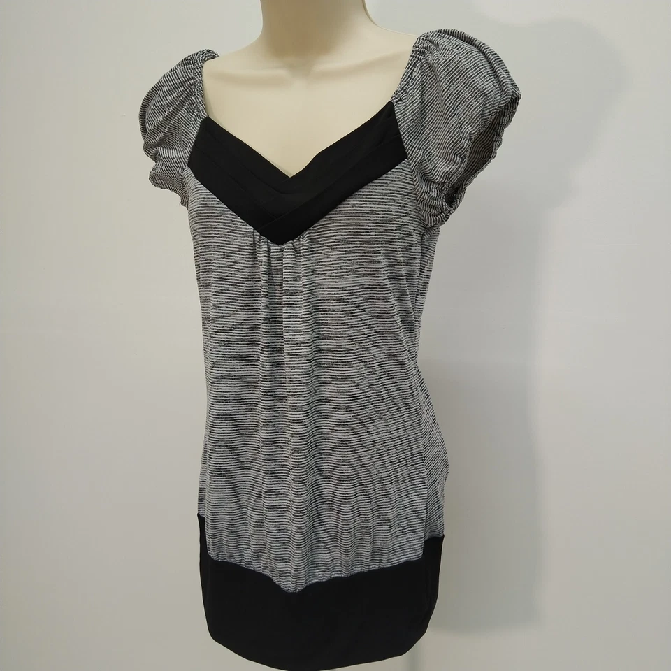 Trixxi Top Mujer Pequeño Blanco Negro Manga Corta Pullover Informal Damas Carrera Foto 3 de 4