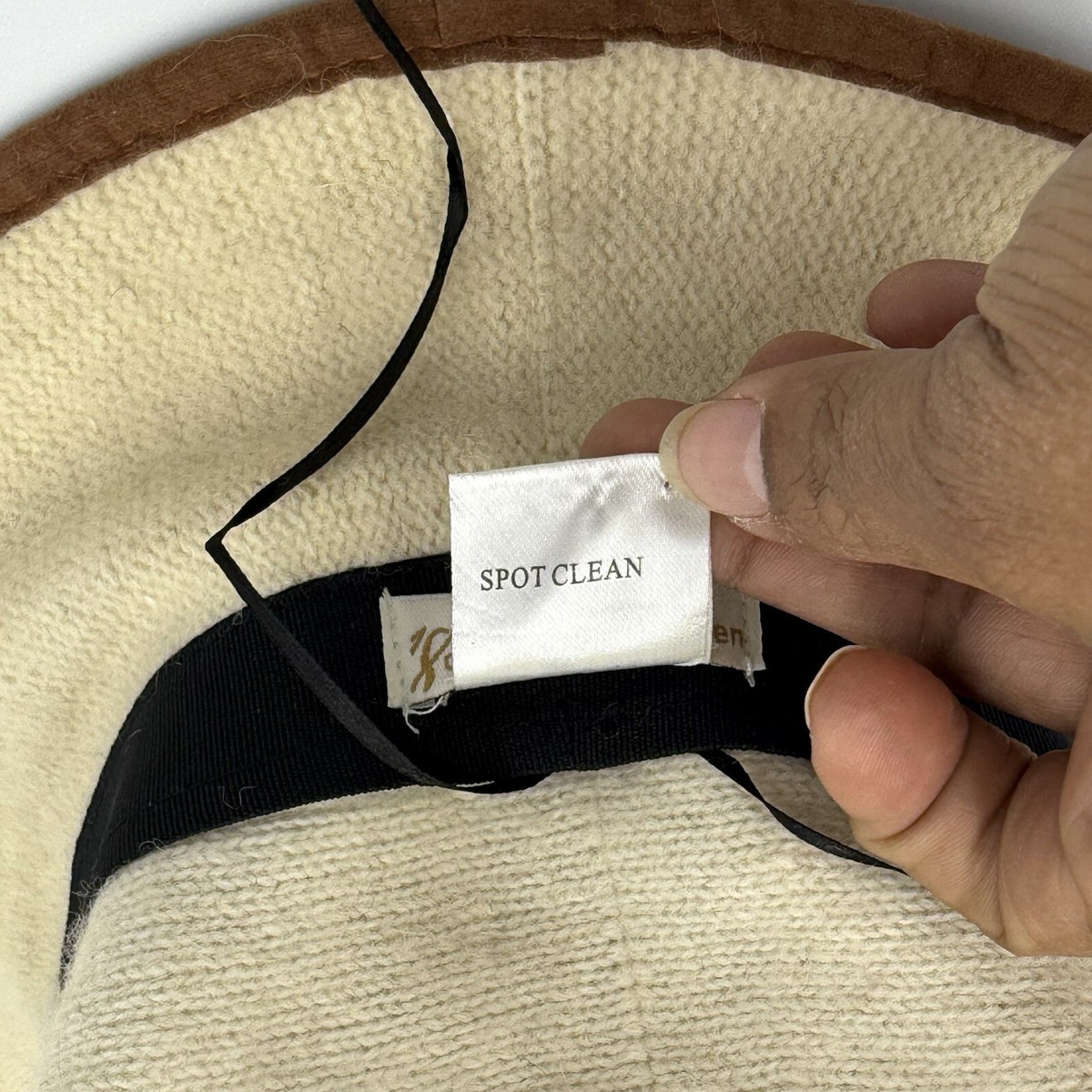 Collection Eighteen Camel Brown 100% Wool Cloche Hat with Ornate Button Detail‎ Elle - Ultrafino main image 4