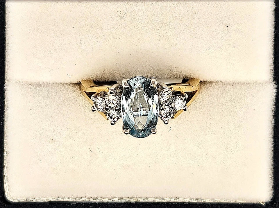 Anillo con racimo de oro amarillo/blanco de 18 quilates para dama, aguamarina ovalada de 1,71 quilates, 6 diamantes 0,37 quilates Foto 2 de 4