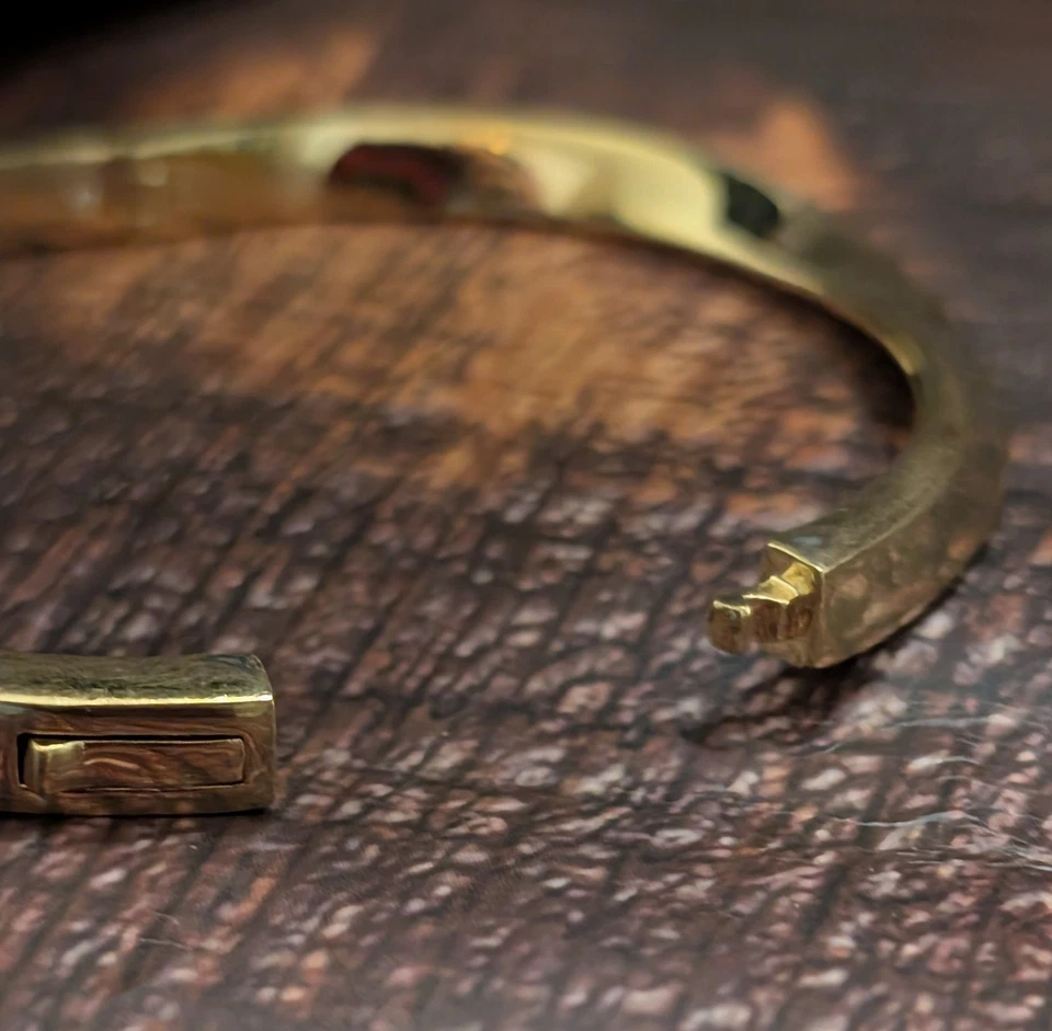 Brazalete bisagra esmaltado Kate Spade New York "Do The Twist" Foto 4 de 4