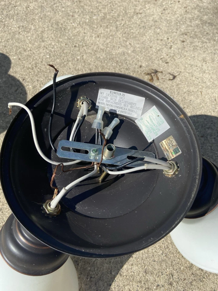 2 - 17.5 Bronce frotado con aceite Luz de montaje al ras 3 cortinas de vidrio esmerilado en forma de campana Foto 3 de 4