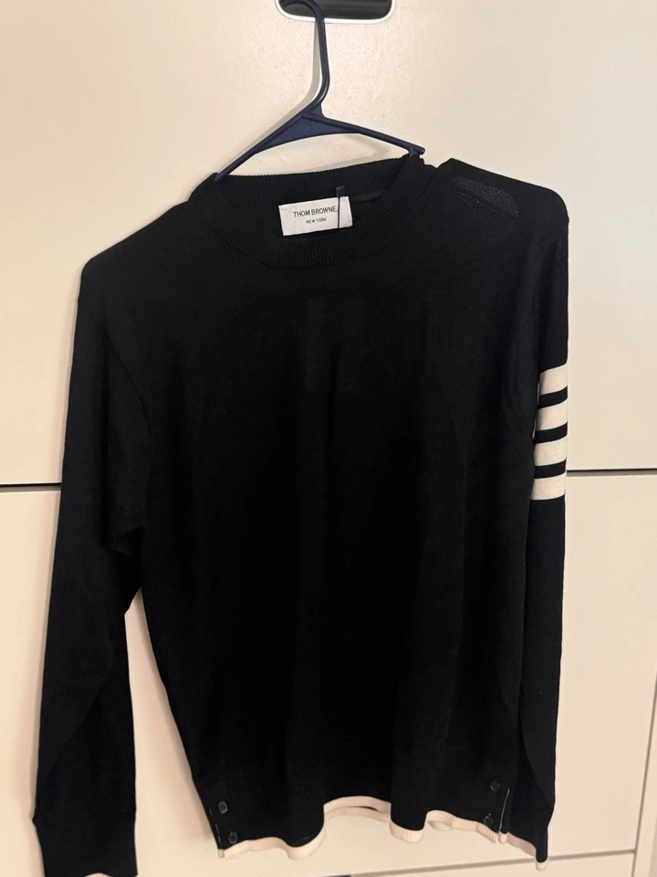 THOMBROWNE. ДЖЕРСИ СТЕЖОК РАССЛАБЛЕННЫЙ КРОЙ ВОРОТА ПУЛОВЕР В ТОНКОЙ ШЕРСТИ МЕРИНОСА. - Изображение 3 из 4