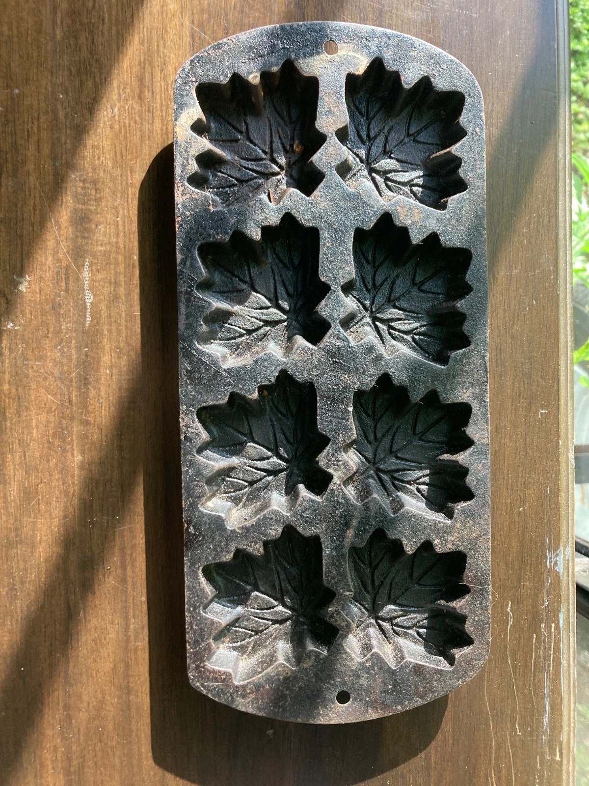 Vintage 8MLP2 LODGE Maple Leaf Cast Iron Muffin Gem Cookie Pan 12.5" x 5.5"