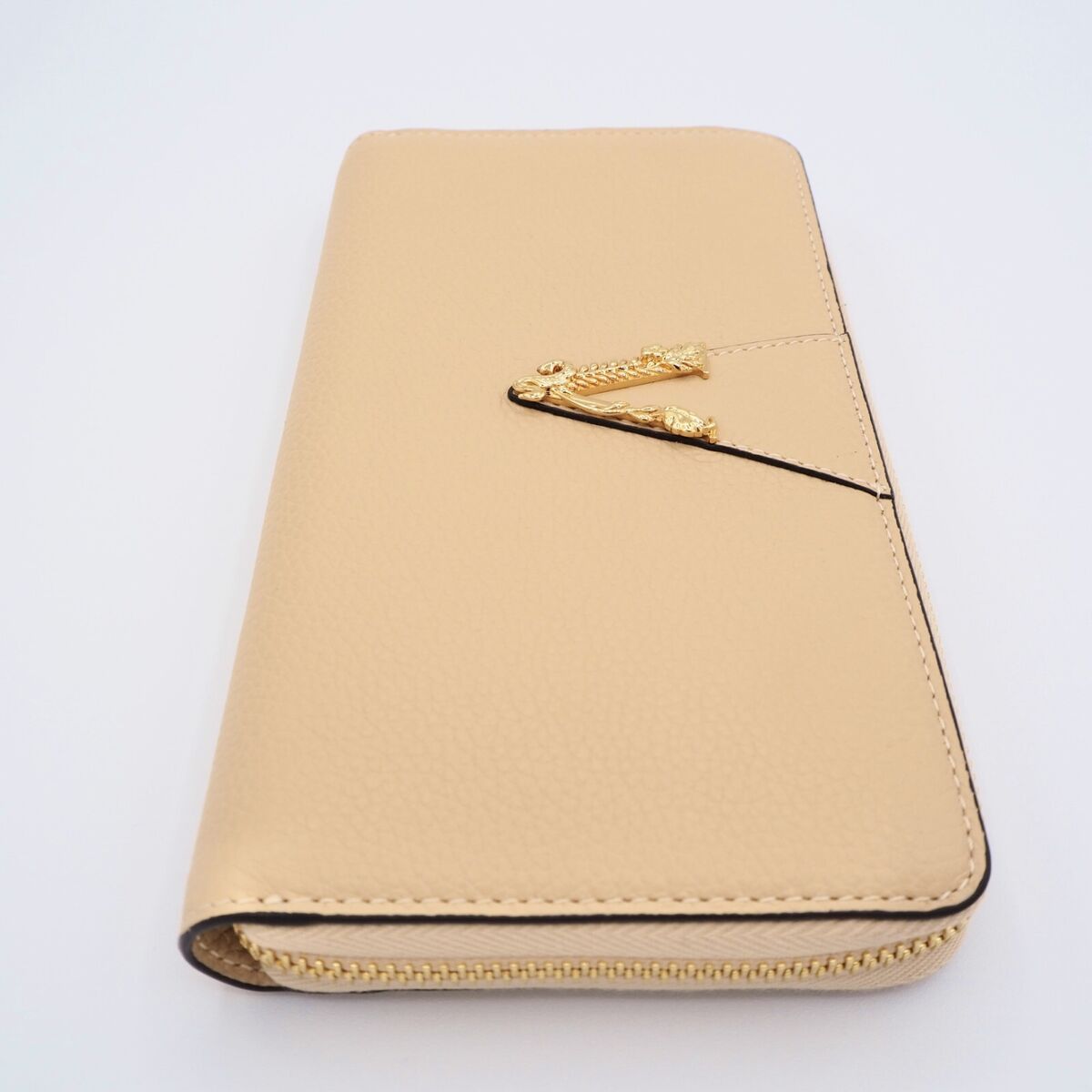 VERSACE Long Wallet Grain Leather Round Zip Baroco Letter V VERSACE Long Wallet Grain Leather Round Zip Baroco Letter V