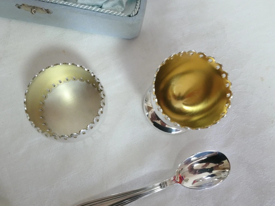 Eierbecher, Serviettenring, Löffel Deetjen versilbert, Taufgeschenk neuwertig - Bild 3 von 4