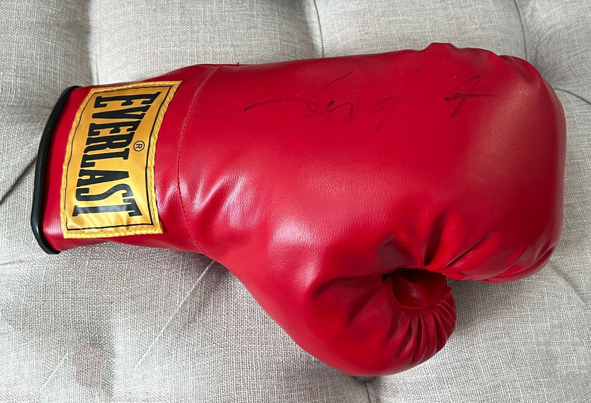 EVERLAST Boxing Glove 12oz SIGNED BY ROY JONES, JR 80s/90 EVERLAST Boxing Glove 12oz SIGNED BY ROY JONES, JR 80s/90