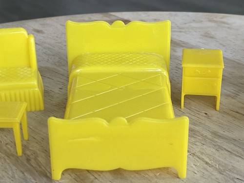 Marx BEDROOM SET Vintage Tin Dollhouse Furniture plastic yellow vanity sofa - Picture 4 of 24