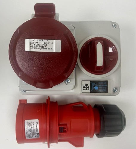 Interlocked Switched Socket, & Fast Fit Plug 32A, 415V, 50-60Hz IP54 - Picture 4 of 8