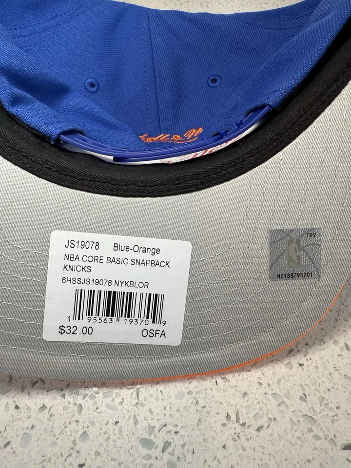 Chapéu Snapback Ajustável Mitchell & Ness New York Knicks Team 2T 2.0 Royal/Orange - Imagem 4 de 4