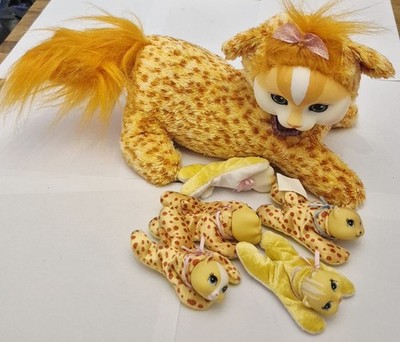 Kitty Surprise Orange Ginger Tabby Katze Herbst Plüschtier Kuscheltier mit 5 Babys LESEN