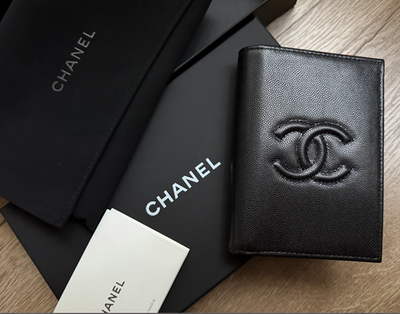CHANEL ブラックレザーケース New Chanel Passport Holder Black 26C Leather Classic CC Logo