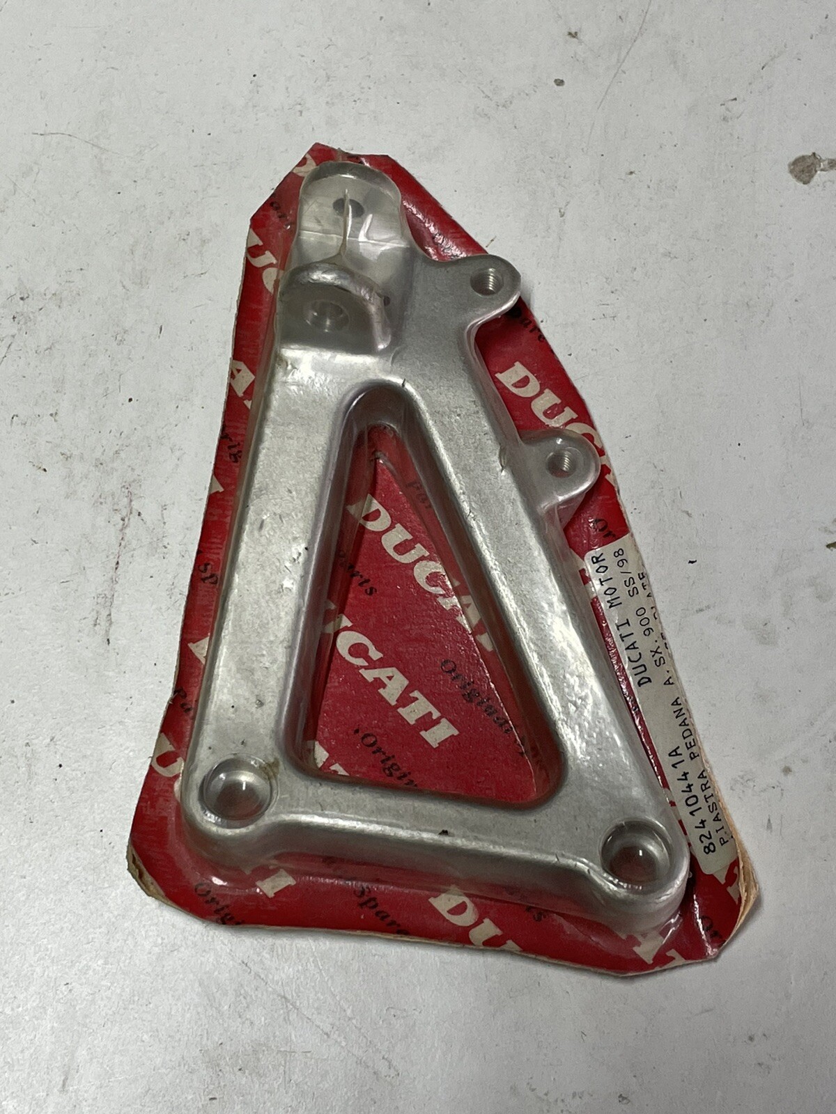 Repose-pied gauche cassé ? Support avant neuf Ducati 620 750 900 SS 82410441A