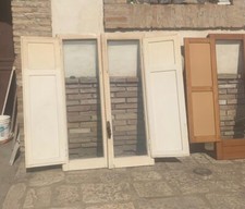 Vecchia antica finestra in legno massello a due ante con telaio vetri e scuri