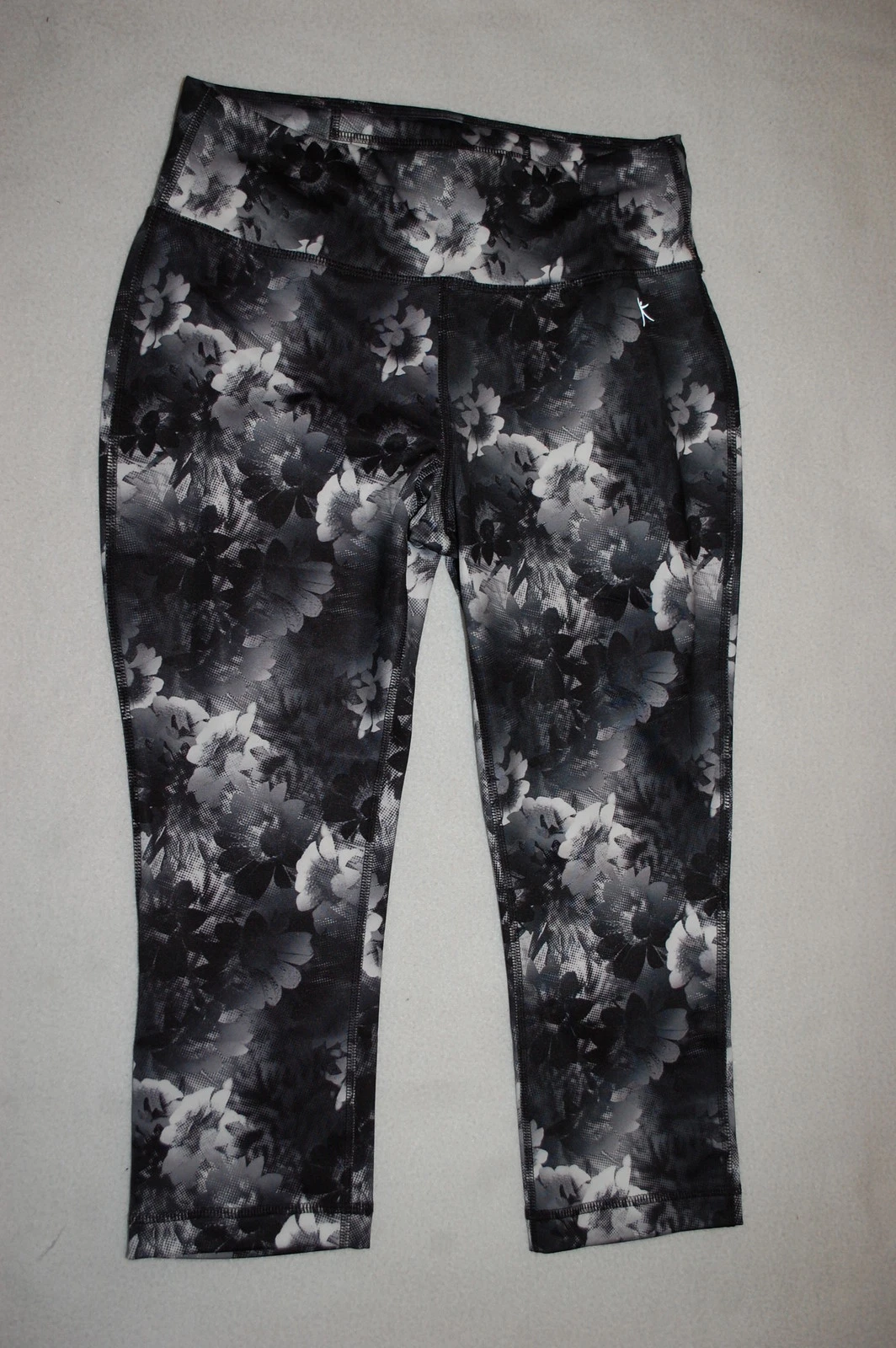 Womens BLACK GRAY ABSTRACT FLORAL Performance Capris FITTED Mois Wick SIZE S 4-6