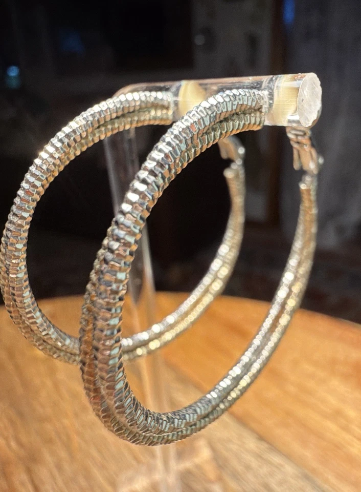 "Pendientes de aro dobles de 1,5"" con textura brillante plateada cobre 2 tonos sexy elegantes" Foto 3 de 4