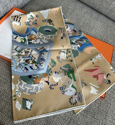 HERMES　シルク100% 花柄ストール ボックス付き NEW in Box HERMES Bleu Azur /Beige doré/Vert Academia Hippica 100