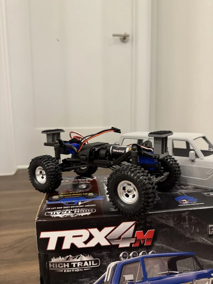 Traxxas TRX4M High Trail RTR With Custom Land Cruiser LC60 Body 1/18 - Image 3 of 4