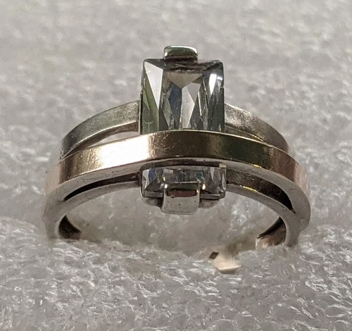 Vintage ring sterling silver 925 Size 7.5 Weight 4.36 g. Golden insert.