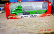 Maisto Green Cab Racing Car Hauler 1/64 Maisto Fresh Metal Highway Hauler 11513