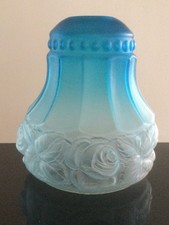 ANCIEN ABAT JOUR TULIPE ART DÉCO VERRE DÉPOLI PRESSÉ BLEU MOTIF DE ROSES RARE