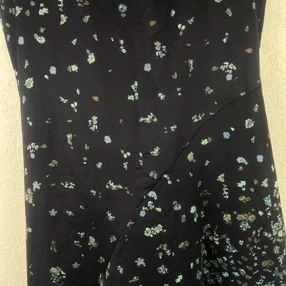 Vestido recto Vince para mujer talla grande floral satinado midi cuello en V asimétrico negro Foto 4 de 4