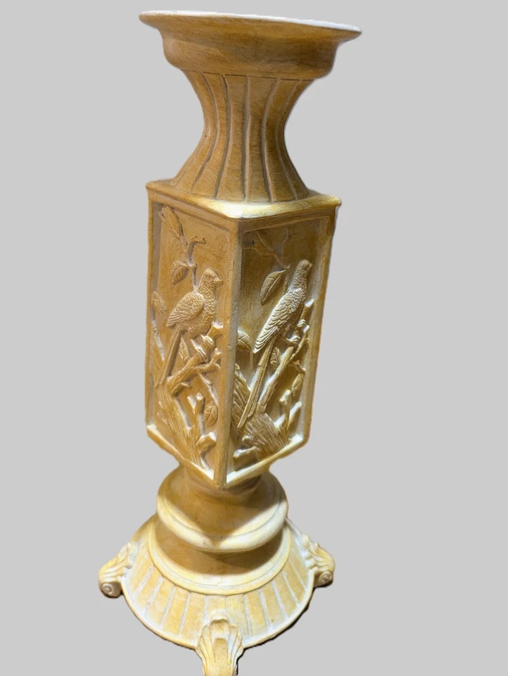 Dos candelabros de columna de pájaro amarillo Foto 2 de 4