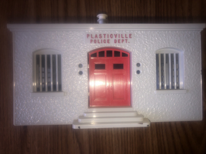 Bachmann O Scale Plasticville Police Station, 4 walls, door, roof, chimney cap